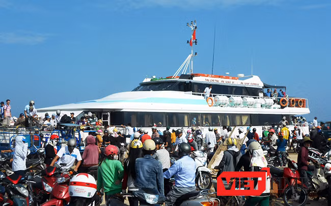 Chỉ trong 2 ngày, Mùng 3 và Mùng 4 Tết nguyên đán Đinh Dậu, đã có hơn 4 ngàn khách du lịch từ đất liền du xuân thăm quan đảo Lý Sơn.