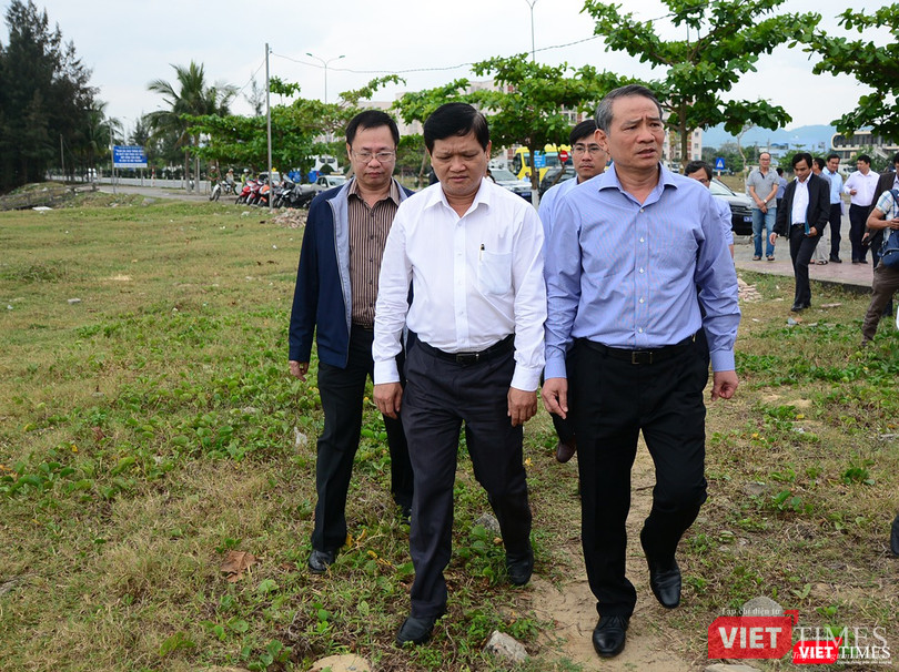 Bí thư Đà Nẵng Trương Quang Nghĩa đi thị sát dự án khu du lịch Lancaster Nam O Resort ngang nhiên dựng hàng rào, chắn lối ra biển của người dân
