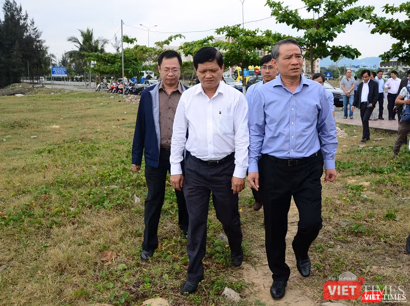 Bí thư Đà Nẵng Trương Quang Nghĩa đi thị sát dự án khu du lịch Lancaster Nam O Resort ngang nhiên dựng hàng rào, chắn lối ra biển của người dân