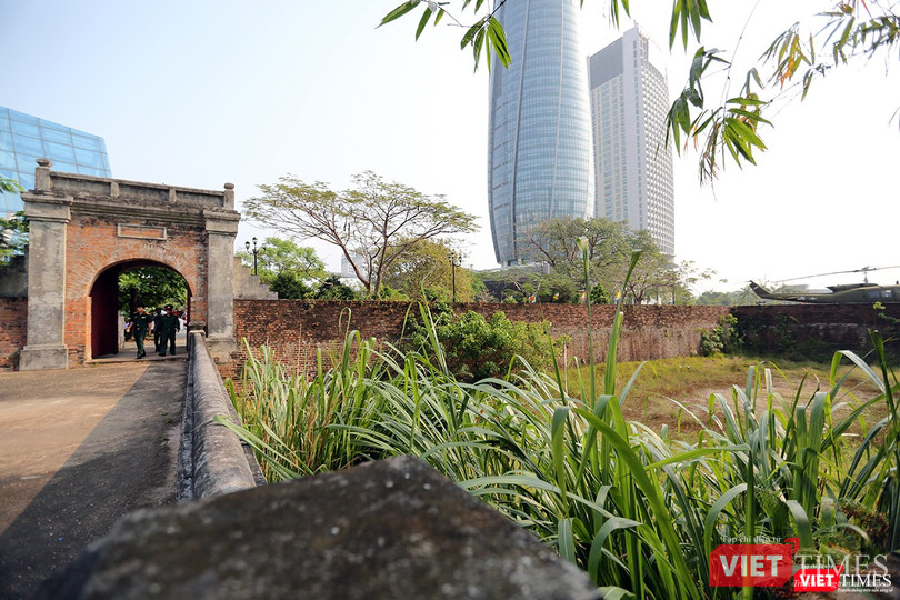 Thành có 2 cửa: một cửa hướng về phía đông, nhìn xuống sông Hàn, một cửa hướng về phía nam (cửa chính