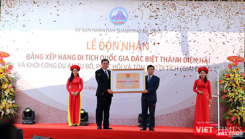 Sáng 29/3, Bộ trưởng Bộ VHTT và DL đã trao Bằng xếp hạng Di tích quốc gia đặc biệt đối với Thành Điện Hải cho Chủ tịch UBND TP Đà Nẵng