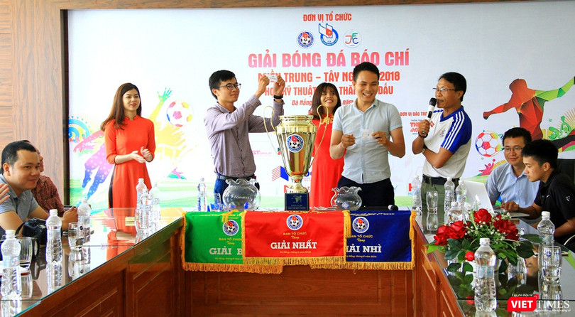 Ban tổ chức Giải bóng đá Báo chí miền Trung lần V-2018 đã tổ chức bốc thăm, xếp bảng đấu cho 8 đội.