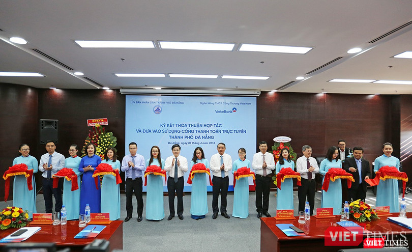 Chiều 3/4, UBND TP Đà Nẵng và Ngân hàng VietinBank đã ký kết thỏa thuận hợp tác và đưa vào sử dụng Cổng thanh toán trực tuyến TP Đà Nẵng nhằm phục vụ tổ chức, cá nhân nộp phí, lệ phí qua mạng khu thực hiện các dịch vụ công.
