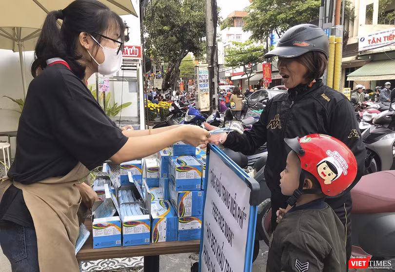 Sau khi gom được hơn 2.000 cái khẩu trang y tế chị Đặng Thị Kim Phương (trú quận Liên Chiểu, TP Đà Nẵng) đã kê 1 chiếc bàn con, cùng tấm paner tổ chức phát miễn phí cho người dân tại ngã tư Lê Duẩn-Hoàng Hoa Thám.