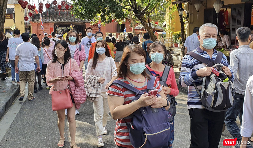 Du khách đeo khẩu trang khi tham quan tại các điểm du lịch tại Đà Nẵng, Quảng Nam để phòng chống dịch virus Corona