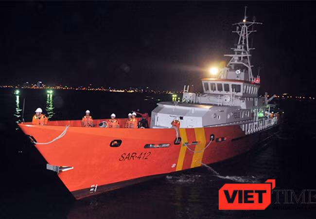 4h sáng 2/5, tàu SAR 412 của Trung tâm Phối hợp Tìm kiếm và Cứu nạn hàng hải khu vực II (Danang MRCC) đã đưa ngư dân Đinh Văn Đán gặp nạn trên biển Hoàng Sa về đến đất liền