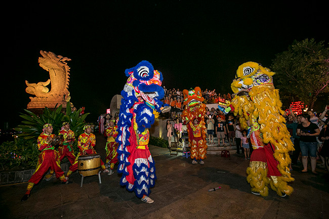 Màn trình diễn lân sư rồng đậm phong cách Việt