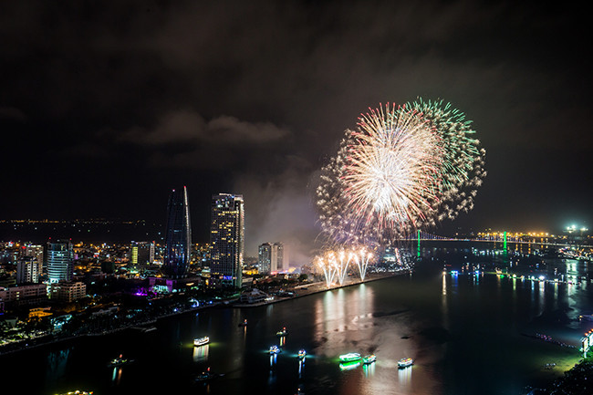 Đội Việt Nam mở màn đêm khai mạc bằng những pha pháo hoa ấn tượng