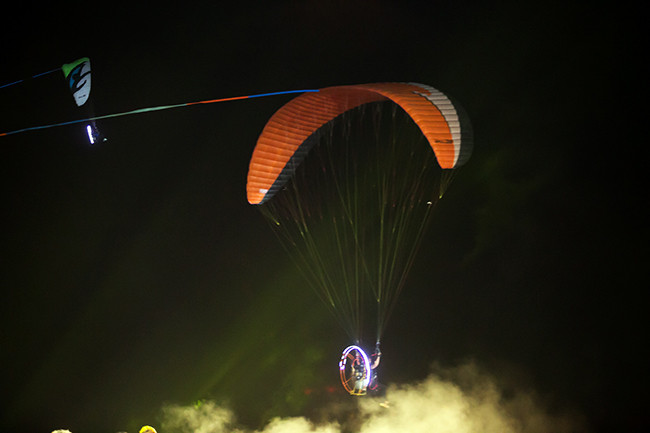 Màn trình diễn dù bay đầy ấ tượng