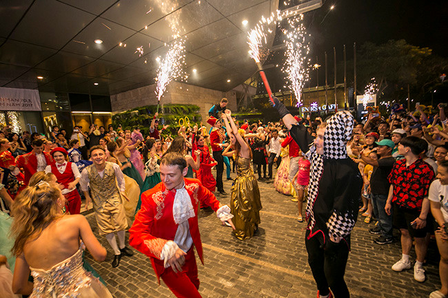 Các nghệ sỹ cùng người dân trong những vũ điệu sôi động