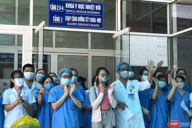 Bệnh nhân mắc COVID-19 thứ 135 điều trị tại Đà Nẵng tại buổi xuất viện