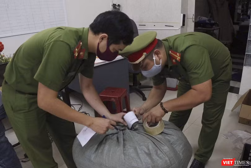 Công an phường Hòa Thuận niêm phong tang vật gồm 3.000 cái khẩu trang y tế giả và thiết bị máy móc tại cơ sở