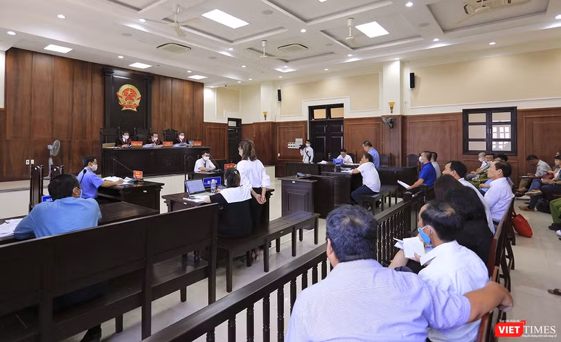 Quang cảnh phiên tòa phúc thẩm vụ án án kinh doanh thương mại về “Tranh chấp hợp đồng đặt cọc môi giới đất nền” giữa nguyên đơn là Công ty CP Bách Đạt An (chủ đầu tư) và bị đơn là Công ty CP Đầu tư Hoàng Nhất Nam (môi giới) diễn ra chiều ngày 8/5 tại Đà N