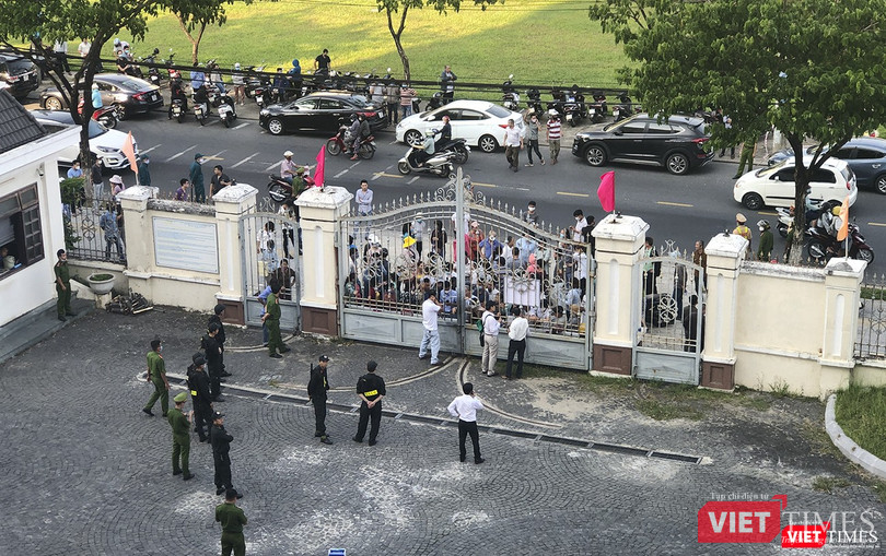 Người dân liên quan trong một vụ việc tranh chấp đất đai kéo đến trụ sở TAND TP Đà Nẵng để theo dõi thông tin Người dân liên quan trong một vụ việc tranh chấp đất đai kéo đến trụ sở TAND TP Đà Nẵng để theo dõi thông tin