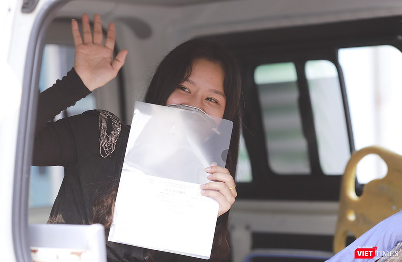 Chị T.T.O., bệnh nhân mắc COVID-19 thứ 122 ở Đà Nẵng ra viện, chuyển cách ly tại địa phương