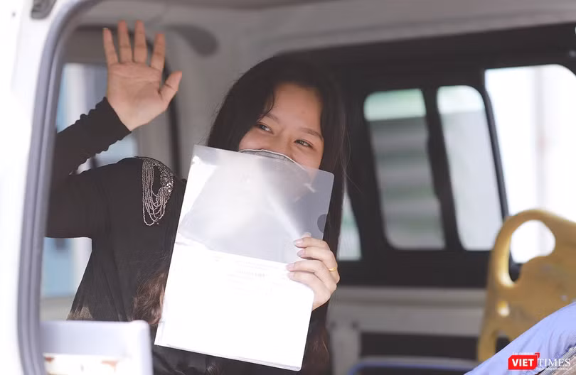 Chị T.T.O., bệnh nhân mắc COVID-19 thứ 122 ở Đà Nẵng ra viện, chuyển cách ly tại địa phương