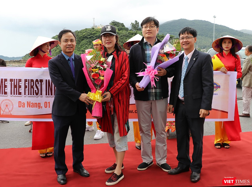 Lãnh đạo Sở Du lịch TP Đà Nẵng tặng hoa chúc mừng những vị khách quốc tế đầu tiên xông đất Đà Nẵng trong năm 2019.
