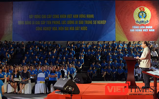 Sáng 22/4, tại Cung thể thao Tiên Sơn (Đà Nẵng), Thủ tướng Chính phủ Nguyễn Xuân Phúc đã có buổi đối thoại trực tiếp với khoảng 2.000 công nhân, người lao động thuộc các khu công nghiệp, khu chế xuất trên địa bàn vùng kinh tế trọng điểm miền Trung đến từ 