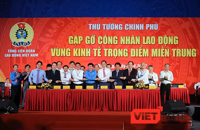 Tại sự kiện, 8 doanh nghiệp đã cùng ký cam kết triển khai, đưa các sản phẩm dịch vụ đến đoàn viên và người lao động với giá ưu đãi trước sự chứng kiến của Thủ tướng Chính phủ Nguyễn Xuân Phúc, Chủ tịch Liên đoàn Lao động Việt Nam và đại diện các lãnh đạo các địa phương.