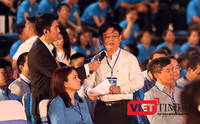 Sau phần đối thoại với công nhân, ông Nguyễn Hữu Sia, Tổng Giám đốc Cty Cổ phần Cảng Đà Nẵng, đại diện phía cchur doanh nghiệp đối thoại với Thủ tướng, liên quan đến nooij dung nâng cao năng suất lao động, sức cạnh tranh