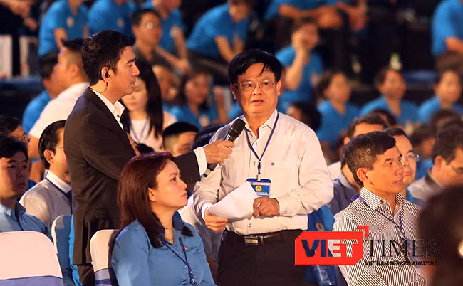 Sau phần đối thoại với công nhân, ông Nguyễn Hữu Sia, Tổng Giám đốc Cty Cổ phần Cảng Đà Nẵng, đại diện phía cchur doanh nghiệp đối thoại với Thủ tướng, liên quan đến nooij dung nâng cao năng suất lao động, sức cạnh tranh