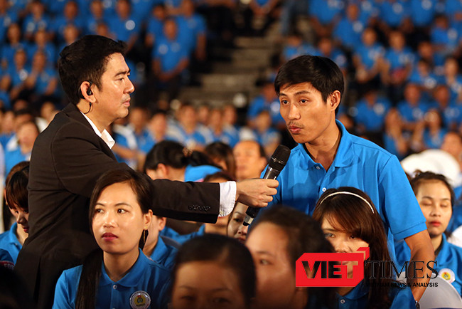 Tiếp tục với nội dung đối thoại, công nhân Đỗ Hữu Phước, Công ty TNHH Điện tử Việt Hoa (Đà Nẵng) đặt câu hỏi đối với Thủ tướng liên quan đến thực trạng an toàn thực phẩm trong bữa ăn công nhân