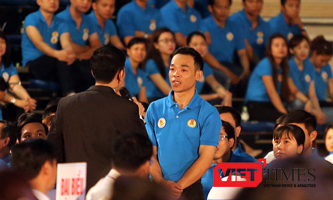 Công nhân đầu tiên nêu ý kiến trong cuộc đối thoại với Thủ tướng là anh Trần Ngọc Thành, công nhân Cty cổ phần công nghiệp nhựa Đà Nẵng với ý kiến về chính sách phát huy sáng kiến, sáng tạo