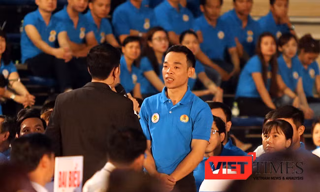 Công nhân đầu tiên nêu ý kiến trong cuộc đối thoại với Thủ tướng là anh Trần Ngọc Thành, công nhân Cty cổ phần công nghiệp nhựa Đà Nẵng với ý kiến về chính sách phát huy sáng kiến, sáng tạo