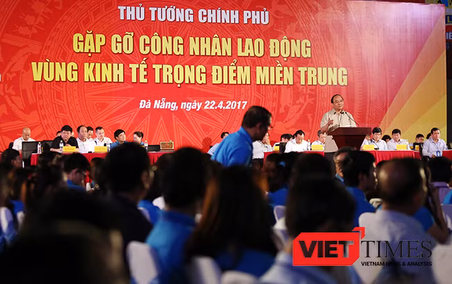 Thủ tướng Nguyễn Xuân Phúc trả lời từng câu hỏi của công nhân và người lao động một cách thấu đáo