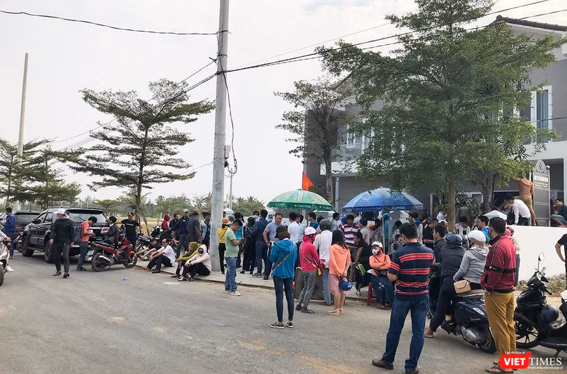 Khách hàng mua đất dự án tập trung trước trụ sở Công ty CP Bách Đạt An tại khu đô thị Điện Nam-Điện Ngọc (tỉnh Quảng Nam) để đòi quyền lợi Khách hàng mua đất dự án tập trung trước trụ sở Công ty CP Bách Đạt An tại khu đô thị Điện Nam-Điện Ngọc (tỉnh Quảng Nam) để đòi quyền lợi
