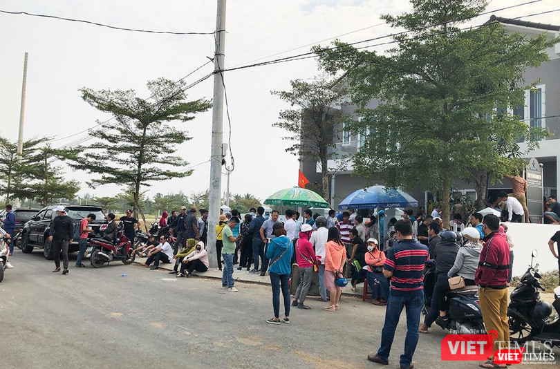 Khách hàng tập trung tại trụ sở Công ty CP Bách Đạt An đòi quyền lợi Khách hàng tập trung tại trụ sở Công ty CP Bách Đạt An đòi quyền lợi