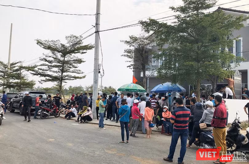 Khách hàng tập trung tại trụ sở Công ty CP Bách Đạt An đòi quyền lợi