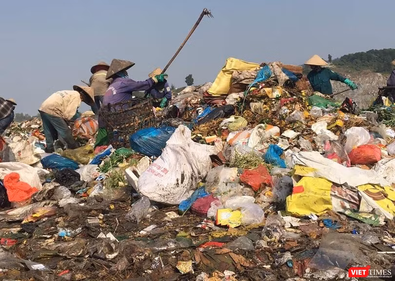Bãi rác Khánh Sơn đang dần quá tải khiến TP Đà Nẵng đối mặt với nguy cơ biến thành "thành phố chết"