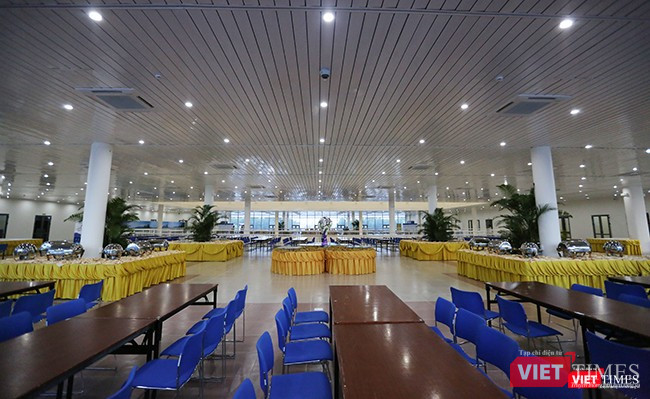 Tầng 2 gồm khu ăn uống, phòng họp, phòng Ban Giám đốc, phòng Ban Thư ký, phòng y tế, khu điều hành,...