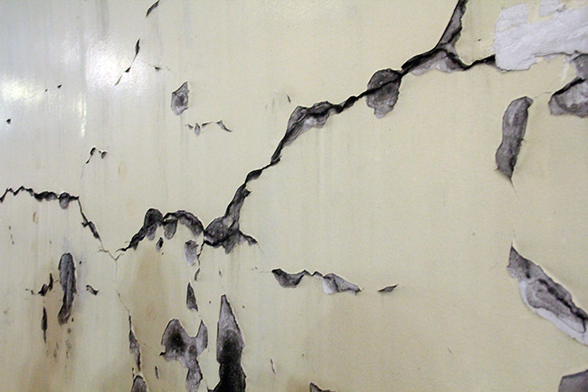 Cận cảnh một vết nứt bên trong hầm Hải Vân (ảnh Đèo Cả)