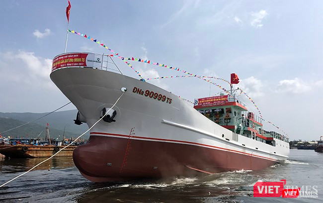 Trưa 25/10, tại âu thuyền Thọ Quang (Đà Nẵng), tàu hậu cần nghề cá vỏ thép mang số hiệu ĐNa 90999TS đã hạ thủy