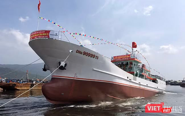 Trưa 25/10, tại âu thuyền Thọ Quang (Đà Nẵng), tàu hậu cần nghề cá vỏ thép mang số hiệu ĐNa 90999TS đã hạ thủy