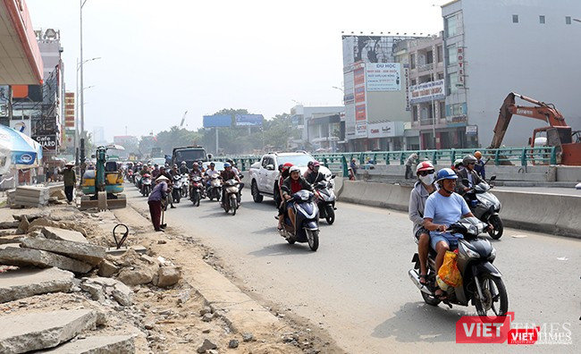 Từ nay đến khi thông xe kỹ thuật, phương tiện lưu thông qua đây vẫn đối mặt với tình trạng ùn tắc do phân luồng giao thông phục vụ thi công