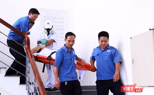 Người tại hiện trường nhanh chóng được đưa ra ngoài