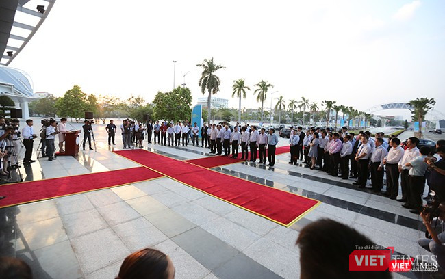 Phó Thủ tướng, Bộ trưởng Bộ Ngoại giao Phạm Bình Minh cùng lãnh đạo các Bộ ngành TƯ và lãnh đạo TP. Đà Nẵng đã cắt băng khai trương Trung tâm Báo chí Quốc tế APEC 2017