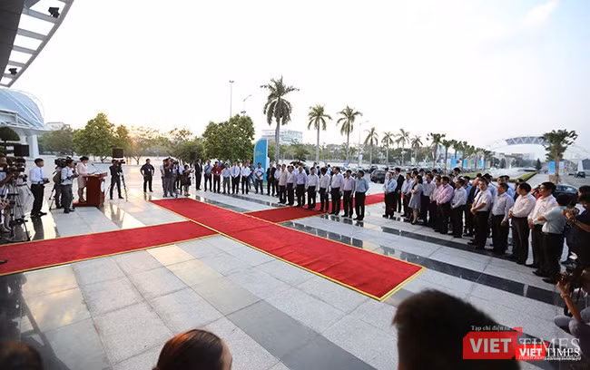 Phó Thủ tướng, Bộ trưởng Bộ Ngoại giao Phạm Bình Minh cùng lãnh đạo các Bộ ngành TƯ và lãnh đạo TP. Đà Nẵng đã cắt băng khai trương Trung tâm Báo chí Quốc tế APEC 2017