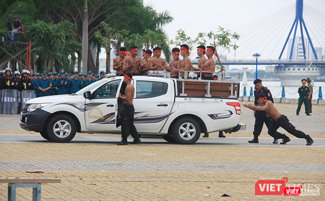 Hơn 2.000 cảnh sát diễn tập chống khủng bố bảo vệ APEC tại Đà Nẵng ảnh 17