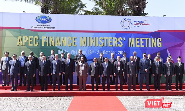 Thủ tướng Nguyễn Xuân Phúc chụp ảnh lưu niệm với các đại biểu tham dự Hội nghị Bộ trưởng tài chính APEC lần thứ 24 được tổ chức tại Hội An (Quảng Nam)