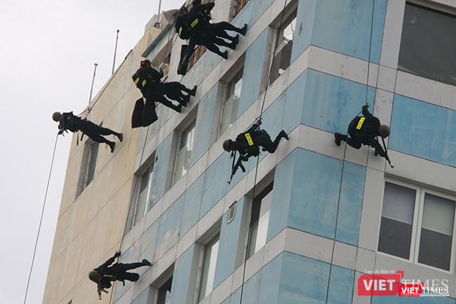 Hơn 2.000 cảnh sát diễn tập chống khủng bố bảo vệ APEC tại Đà Nẵng ảnh 23