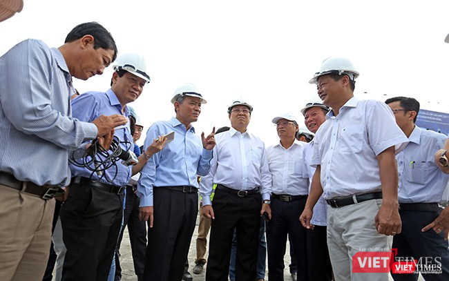 Bí thư Thành ủy Đà Nẵng Trương Quang Nghĩa và Chủ tịch TP Đà Nẵng Huỳnh Đức Thơ động viên các đơn vị thi công công trình Hầm chui nút giao thông Điện Biên Phủ phục vụ APEC và yêu cầu thi công về đích đúng mốc thời gian đặt ra