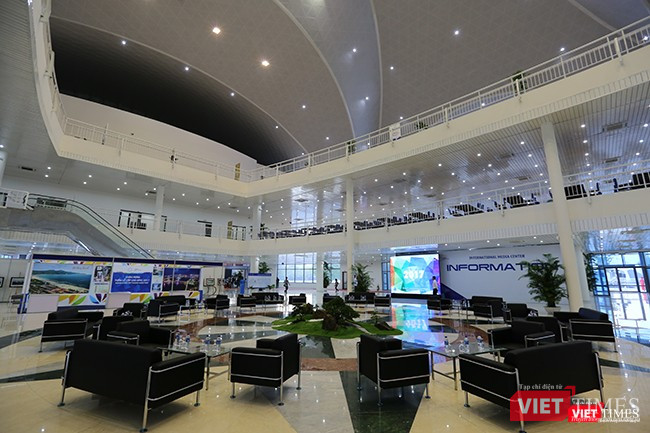 Tầng 1 Tầng 1 khu nhà A có 67 phòng dành riêng cho các hãng thông tấn quốc tế, đầy đủ trang thiết bị và đường truyền internet băng thông rộng, sảnh đón tiếp, phòng an ninh