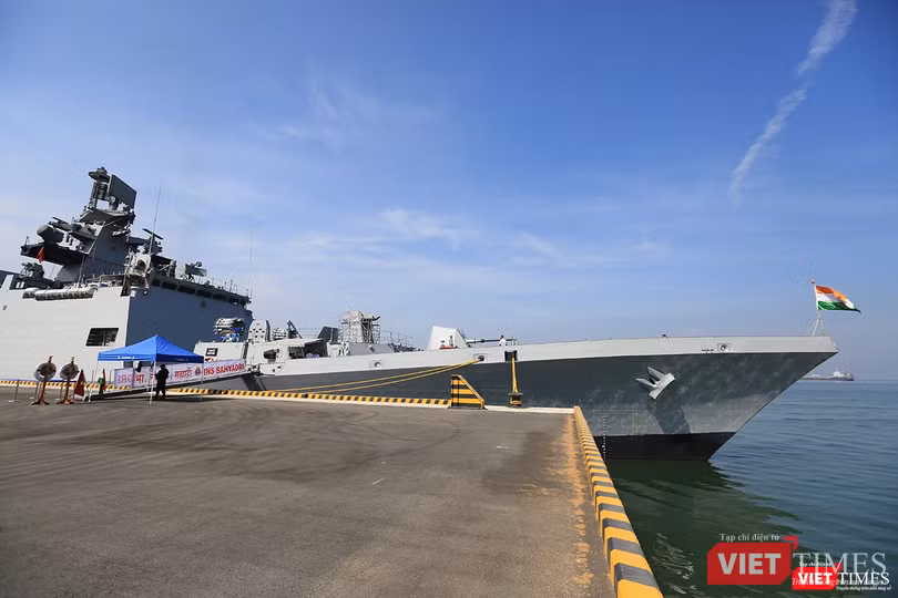 Cận cảnh chiến hạm INS Sahyadri (F-49) của Hải quân Ấn Độ tại Đà Nẵng ảnh 2