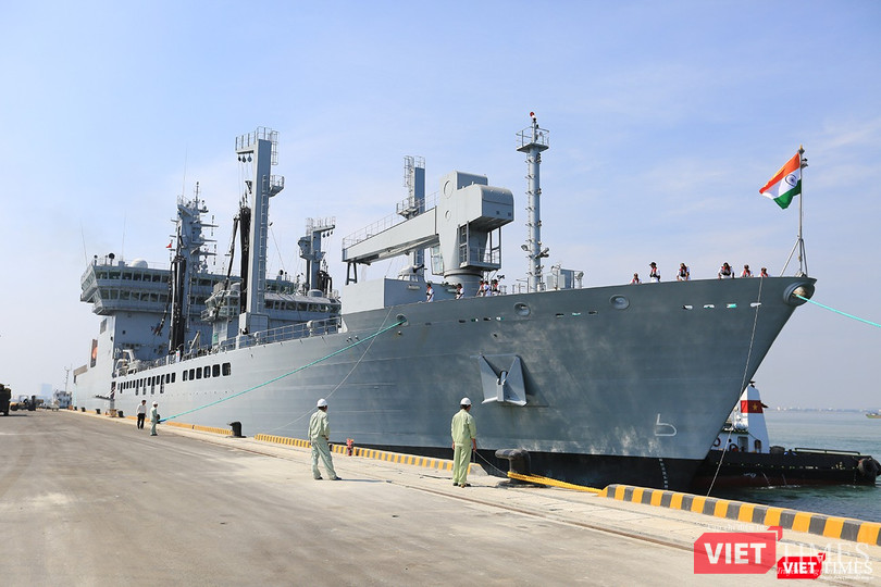 Sức mạnh của tàu hộ vệ tên lửa INS Kamorta và “siêu hậu cần” INS Shakti-Hải quân Ấn Độ ở Đà Nẵng ảnh 19