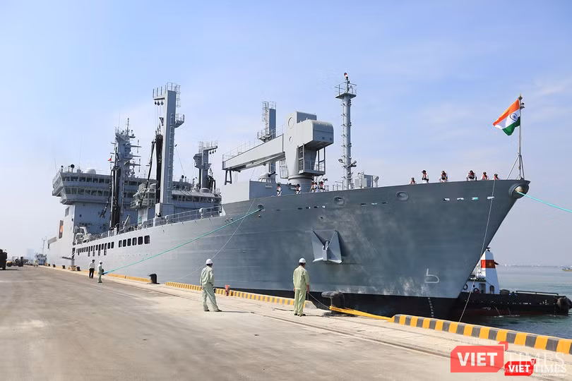 Sức mạnh của tàu hộ vệ tên lửa INS Kamorta và “siêu hậu cần” INS Shakti-Hải quân Ấn Độ ở Đà Nẵng ảnh 19