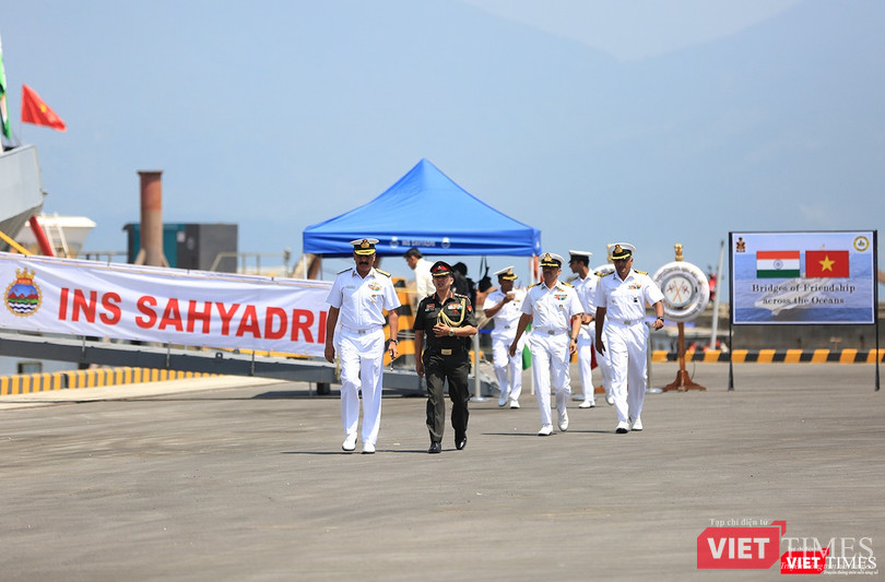 Đội tàu Hải quân Ấn Độ và gần 1.000 binh sĩ cập cảng Đà Nẵng ảnh 1